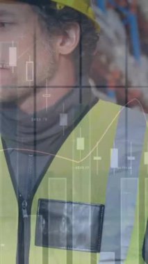 Depoda çalışan adamın istatistik ve mali veri işleme animasyonu. küresel gönderim ve bağlantılar konsepti dijital olarak oluşturulmuş video.