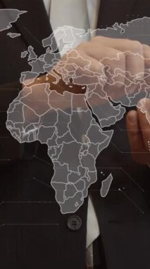 Küresel veri işleme ağı, tüm dünyaya iletilip işleniyor. Küresel iş bağlantıları dijital arayüz ve teknoloji konsepti dijital olarak oluşturulmuş video.