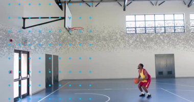 Hafif top sekmesinden sonra, oyuncu serbest atış antrenmanı yapıyor ve mavi izleme ızgarası altında topu topluyor. Sporcu, spor, aksiyon, spor salonu, antrenman, hareket, yarışma