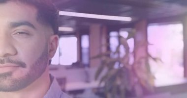 Ofis çalışanı hızlı ve değişken bakışlarla gülümserken iş eğitimi amacını iletiyor. Profesyonel, kurumsal, modern, kurumsal iletişim, eğitim, işyeri, iş