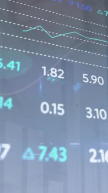 Ofisteki çeşitli iş adamları üzerinde finansal veri işleme animasyonu. küresel finansman, bilgisayar ve dijital arayüz kavramı dijital olarak oluşturulmuş video.