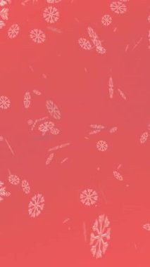 Kırmızı zemine yağan karlar üzerine düşen ren geyikleriyle kızakta yılbaşı hediyelerinin canlandırılması. Noel, gelenek ve kutlama konsepti dijital olarak oluşturuldu.