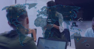 Kalem hareketlendirme sunucusu, iş toplantısı sırasında dünya haritasının canlandırma veri simgelerini üst üste koymasını tetikliyor. İşbirliği, takım çalışması, şirket, yenilik, dijital bağlantı, analiz