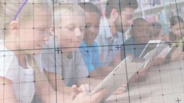 Sınıf arkadaşları kayarken ve öğretmenler eğitime rehberlik ederken kız öğrenci tablet kaldırıyor ve tıkırdıyor. Öğrenim, eğitim, teknoloji, sınıf, işbirliği, okur yazarlık, yenilik