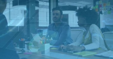 İş arkadaşları basılı raporu inceliyor ve notları işaretlerken kilit noktaları vurguluyor. İşbirliği, takım çalışması, ofis, profesyonel, tartışma, beyin fırtınası, şirket