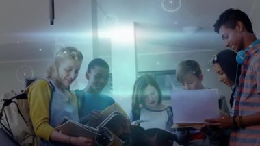 Öğrenciler, okul salonunda yüzen parlak küreleri inceleyen, materyalleri birbirine bağlayan kitaplar okuyorlar. İşbirliği, eğitim, yenilik, teknoloji, takım çalışması, öğrenme, bağlantı