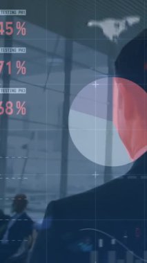 Ofisteki iş adamları üzerinde finansal veri işleme animasyonu. küresel finans, iş ve dijital arayüz kavramı dijital olarak oluşturulmuş video.