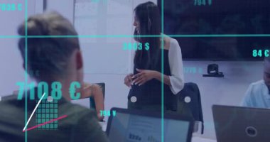 Finans toplantısında kalemle işaret eden sunucu, büyümeyi gösteren döviz çubuklarını canlandırıyor. İş, analitik, takım çalışması, şirket, veri görselleştirme, dijital, profesyonel