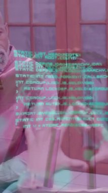 Hastanedeki çeşitli erkek doktor ve hastalarda DNA dizileri görülüyor. Küresel tıp, bilim, veri işleme ve dijital arayüz kavramı dijital olarak oluşturulmuş video.