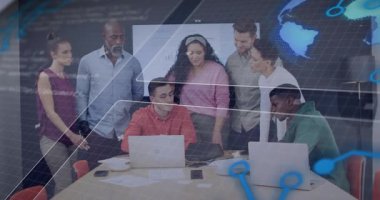 Teknik sunucu veri slaytını açıklamaya başlıyor, takım öne çıkıyor, kod akışları ve küresel örtüler. İşbirliği, takım çalışması, yenilik, dijital, beyin fırtınası, fütürizm, analitik