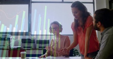 Verileri işaret eden ve grafikleri eğen iş arkadaşları, grafikleri yükselen vurgulama ölçümleri başlatıyorlar. İşbirliği, takım çalışması, analitik, şirket, strateji, modernite, veri analizi