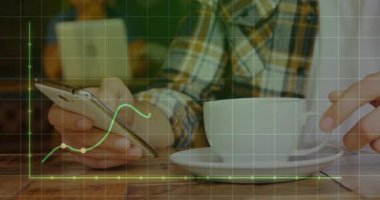 Akıllı telefonu kaydıran ve kafede kahve fincanı kaldıran bir adam veri analizi için çizgi çizelgesi çiziyor. Gündelik, modern, analitik, yaşam tarzı, teknoloji, sabahlar, boş zaman