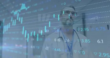 Koridorda dikilen tıp doktoru, sağlık analizi için bar çizelgelerinin eksilmeye başlamasını istiyor. Sağlık, veri görselleştirme, klinik, analitik, profesyonel, dijital, hastane