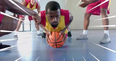 Oyuncu basketbol üzerine çömelmiş, takım sayma ve radyal kaplama ile şınav çekmeye başlıyor. Atletizm, takım çalışması, güç, fitness, dinamik, eğitim, motivasyon