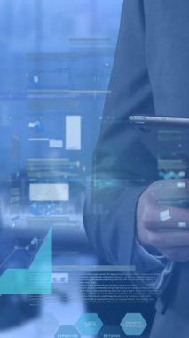 Ofisteki tablet kullanılarak işadamının veri işleme animasyonu. küresel iş, finans ve ağ konsepti dijital olarak oluşturulmuş video.