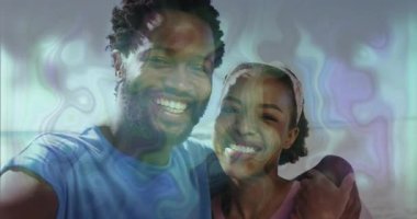 Erkek, selfie çekmek için kolunu uzatıyor. Kadın eğiliyor ve kıvrılıyor. Görünmeyen deniz kenarı. Romantizm, açık hava, coşku, neşe, bağlantı, rahatlık, sükunet