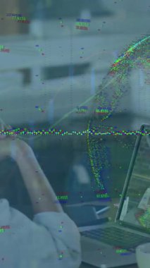 Dizüstü bilgisayar kullanan kadınların dijital arayüzünün animasyonu. Dijital olarak oluşturulmuş küresel bağlantılar, veri işleme ve dijital arayüz kavramı.