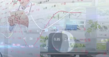 Animasyon kırmızı ve beyaz grafikler ortaya çıkıyor, erkek doktor not alıyor ve hasta veri eğilimlerini analiz ediyor. Analizler, sağlık hizmetleri, veri görselleştirme, profesyonel, ofis, tıbbi, yenilik