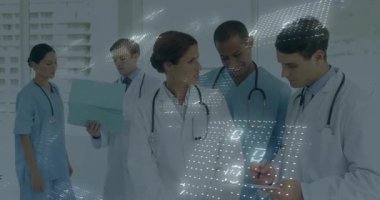 Tıbbi ekip tableti tıkırdatıyor ve hasta çizelgelerini ikili sistem örtüsüyle inceliyor. Sağlık, işbirliği, teknoloji, profesyonellik, hastane, teletıp, veri