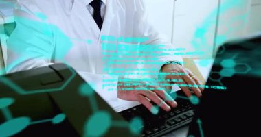 Klavyede yazı yazan kıdemli bilim adamı laboratuvarda dönen dönen bardakları dijital kod grafiklerini gösteriyor. Araştırma, yenilik, teknoloji, veri analizi, bilimsel, araştırmacı, laboratuvar