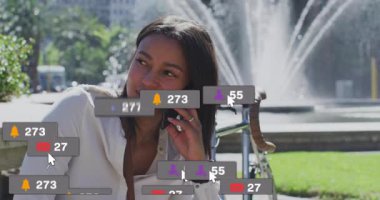 Fıskiye tezgahına yaslanmış bir kadın akıllı telefonu ararken sosyal medya simgeleri çoğalıp azalıyor. Kentsel, yaşam tarzı, dijital, bağlantı, neşeli, modern, canlı