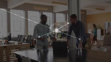 Meslektaşlar dizüstü bilgisayarı masaya yerleştiriyor ve iş görüşleri için parlayan ağı etkinleştiriyor. İşbirliği, veri görselleştirme, dijital bağlantı, profesyonel, teknoloji, takım çalışması, yenilik