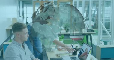 Masada oturan bir adam ve dizüstü bilgisayara yaslanan bir kadın dünyayı kaplamaya ve iş planı hazırlamaya başlıyorlar. İşbirliği, takım çalışması, profesyonel, yenilikçi, modern, beyin fırtınası, iletişim