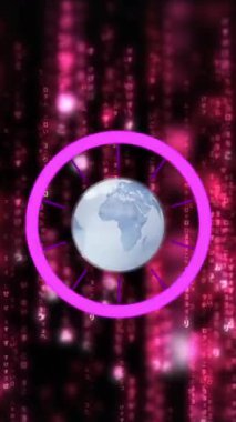 Siyah arkaplanda veri işleme ve tarama üzerinde dünyanın animasyonu. küresel iş, teknoloji ve dijital arayüz kavramı dijital olarak oluşturulmuş video.