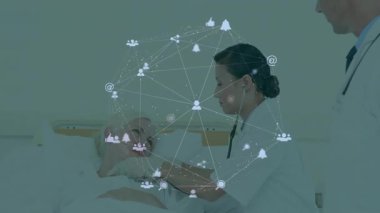 Kadın hemşire göğüs kafesine steteskop yerleştiriyor ve hayati organları izleyen animasyon sağlık ikonları oluşturuyor. Tıbbi, sağlık, dijital, izleme, klinik, profesyonel, teşhis