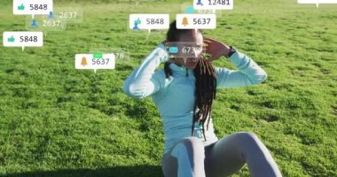 Beden eğitimi koçu mekik çekerek sosyal medyada yüzen ikonları takip ediyor. Açık hava, kentsel, enerjik, motive edici, çağdaş, sağlıklı, teknoloji