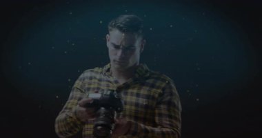 Fotoğrafçı DSLR çerçeveleme çekimleri kaldırıyor, görüntüyü denetliyor ve rafine çekim için ayarları ayarlıyor. Stüdyo, portre, sinematik, sanatsal, duyarlılık, yaratıcı, gece vakti