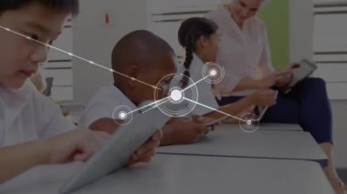 Öğrenciler tabletleri tıkırdatıyor ve öğretmenler sınıfta tablet kaydırıyor, canlı ağ örgüsü oluşturuyorlar. Teknoloji, işbirliği, eğitim, yenilik, dijital, etkileşimli, modern