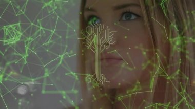 Gri duvarın önünde duran ve ağ çizgileri görünen bir kadın. Teknoloji verilerini görselleştiriyor. Fütürist, dijital, yenilik, bağlantı, soyut, minimalizm, teknoloji