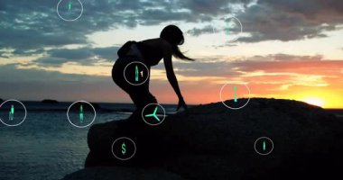 Yürüyüşçü gün batımında kayaları kaldırıyor, güneş batıyor enerji ikonları ortaya çıkıyor güç geleceğini görselleştiriyor. Macera, sürdürülebilirlik, yenilenebilirlik, açık hava, ilham, güçlendirme, çevre