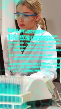 Laboratuvarda bilgisayar kullanan beyaz kadın bilim adamlarına karşı tıbbi veri işleme animasyonu. Tıbbi araştırma ve bilim teknolojisi kavramı