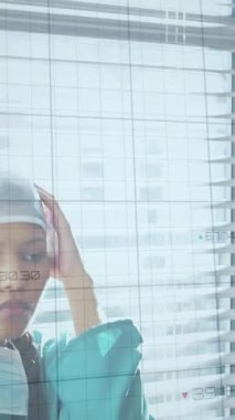 Hastanenin koridorunda oturan stresli kadın cerrahın hareket halindeki kırmızı grafiklerin canlandırması. Tıbbi sağlık teknolojisi kavramı