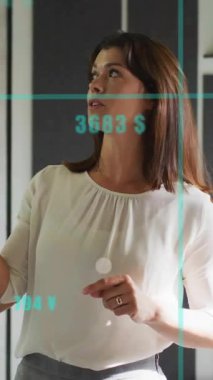 Finansal verileri, bar ve çizgi grafik animasyonları olan iş adamlarını analiz ediyorum. finans, analiz, grafikler, takım çalışması, sunum