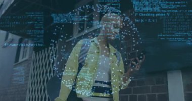 Sokakta yürüyen bir kadın akıllı telefonu dinliyor ve analiz için mavi veri noktalarını etkinleştiriyor. Gelecekçi, teknoloji, kentsel, dijital, yenilik, siber güvenlik, bağlantı