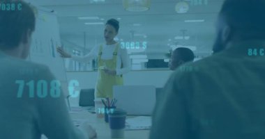 Tasarım ekibi veri örtüleriyle ölçümleri tartışırken yaratıcı liderlik kurulunda toplanıyor. İşbirliği, takım çalışması, beyin fırtınası, yenilik, modern, profesyonel, strateji