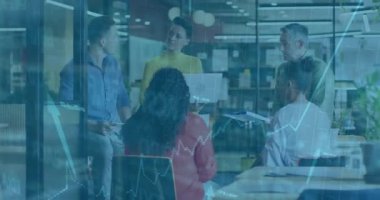 Sunucu, tabletleri aynı hizaya getiren takım olarak ofisin üzerinde dizüstü bilgisayar sürüşü grafiklerini gösteriyor. İşbirliği, takım çalışması, iletişim, modernlik, profesyonellik, tartışma, veri analizi