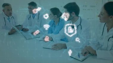 Tıbbi ekip tableti tutuyor ve bulut bağlantısını gösteren simgeleri atarken verileri açıklıyor. İşbirliği, sağlık, yenilik, dijital, profesyonel, konferans, teknoloji