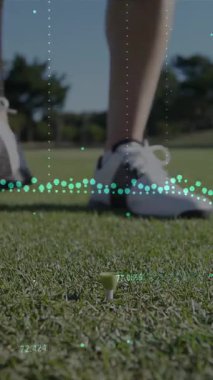 Golf sahasında topu golf sahasına koyan bir adamın eli üzerinde veri işleme animasyonu. Spor teknolojisi kavramı