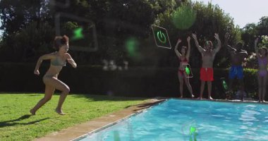 Arkadaşları tezahürat yaparken yeşil teknoloji ikonlarıyla havuza atlayan bir kadın. Eğlence, eğlence, yaz, canlılık, aktivite, yaşam tarzı, açık hava.