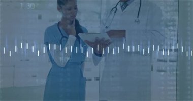 Doktor tableti araklarken hasta ölçümleri üzerinde kafa yoran hemşire dalgalanan dalga biçimini ortaya çıkardı. Tıbbi ekip, sağlık, dijital, yenilik, işbirliği, analiz, klinik