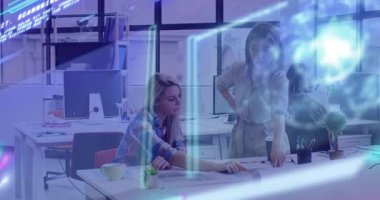 Oturmuş tasarımcı, inceleme sırasında üç boyutlu çizelgelerle parmak izlerini ve çalışma arkadaşının çizimlerini gösteriyor. İşbirliği, yenilik, yaratıcılık, dijital, çalışma alanı, fütüristik, takım çalışması