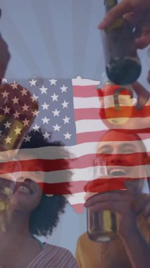 Bir grup arkadaş, Amerikan bayrağı animasyonunda içkiyle kadeh kaldırıyor. Kutlama, vatanseverlik, dostluk, bağımsızlık, ulusal gurur, Amerikan bayrağı
