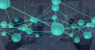 Takımın etrafında iş görüşleri için beyaz tahtaya bakan sunucu olarak ağ grafiği zayıflıyor. İşbirliği, takım çalışması, yenilik, modern, profesyonel, ağ, dijital