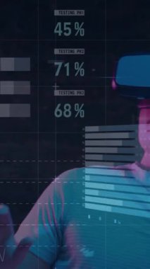 VR kulaklık kullanan beyaz adamın veri işleme animasyonu. Küresel iş ve dijital arayüz kavramı dijital olarak oluşturulmuş video.