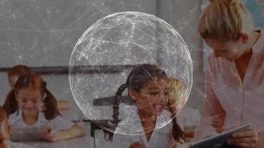 Öğretmen, öğrenci izleme ve ustalaşma dersinde demo göstermek için tabletin üzerine eğiliyor. Eğitim, sınıf, teknoloji, öğrenme, eğitim, işbirliği, gençlik