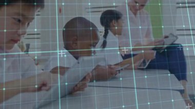 Çocuklar tabletleri tıkırdatıyor, öğretmenler sınıf dersi için işaret ediyor, şebeke örtüsüyle. Eğitim, işbirliği, teknoloji, yenilik, öğrenme, gençlik, sınıf